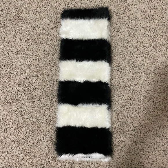 H&M Faux Fur Scarf - Picture 2 of 5